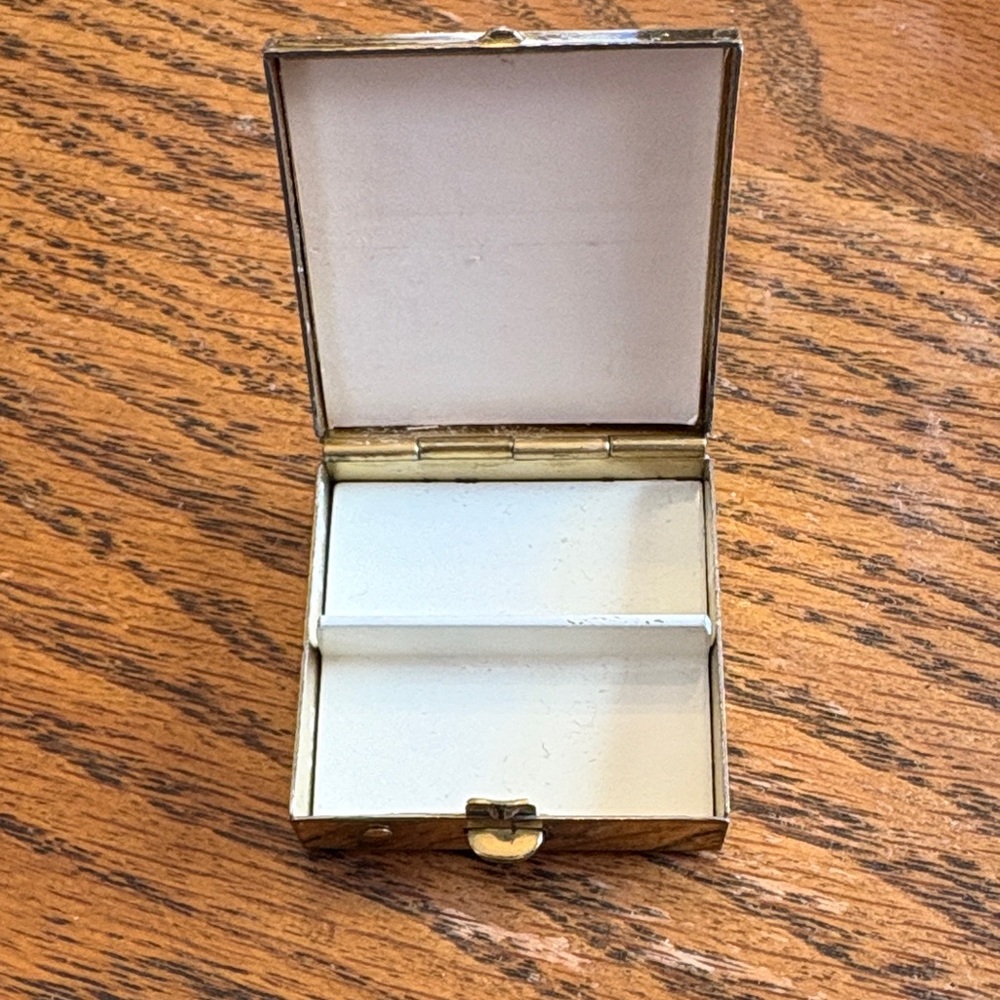 Eastern Star Brooch, Bracelet and pillbox. Gold tone - Picture 7 of 9